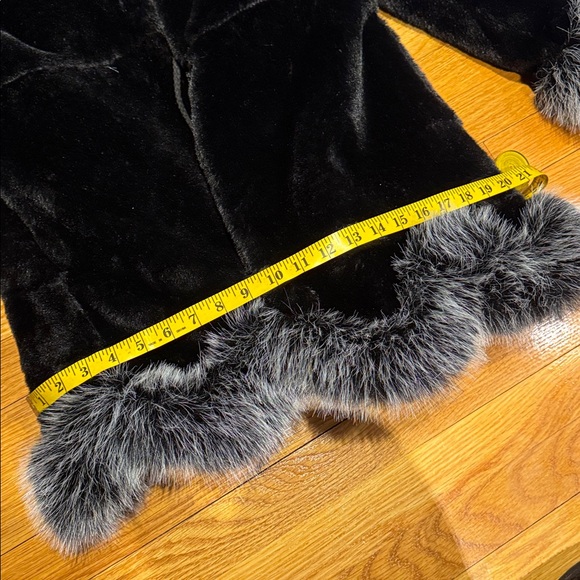 Elegant Black Faux Fur Coat - Picture 6 of 8